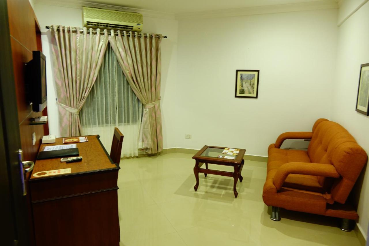 Kallelys Park Inn, Chalakudy ,Thrissur Kizhake Chālakudi Buitenkant foto